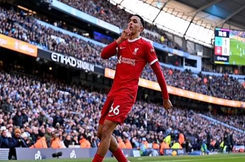 ألكسندر أرنولد مهدد بعقوبة بسبب احتفاله أمام مانشستر سيتي